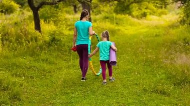 Anne ile kızı yürüyüş