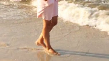 kız çıplak ayak yürüyüş