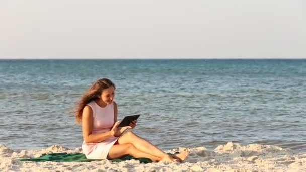 Menina bonita com um computador tablet — Vídeo de Stock