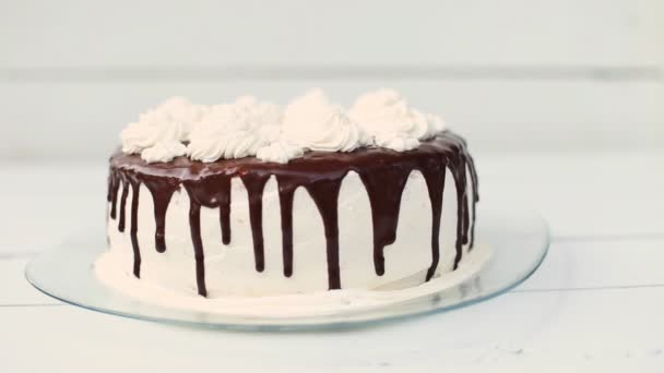 Pastel blanco cubierto con chocolate y crema — Vídeos de Stock