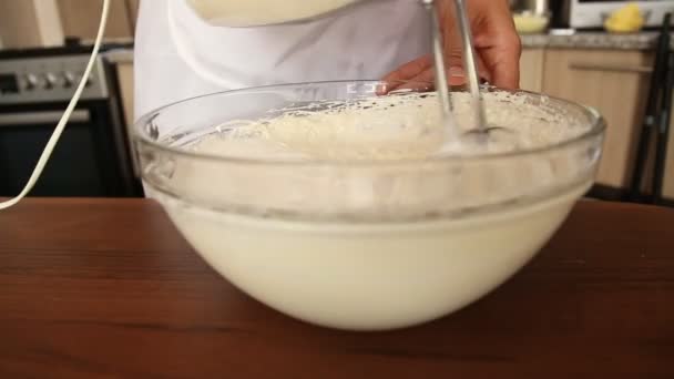 Küchenmixer schlägt Sahnetorte — Stockvideo