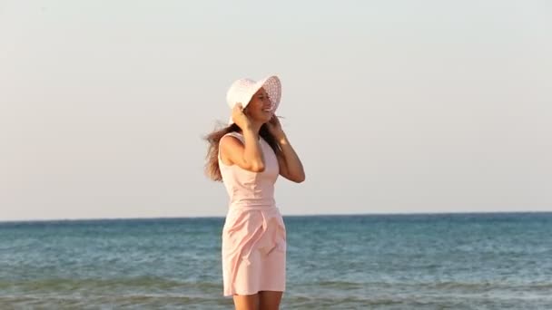 Chica en sombrero en la playa — Vídeo de stock