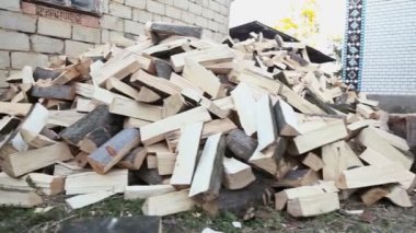 bir balta ile koşan adam