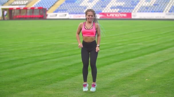 Girl exercising at the stadium — Stock Video
