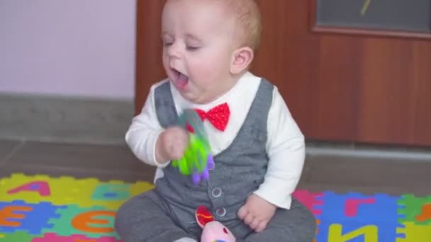 Niño jugando en la alfombra — Vídeo de stock