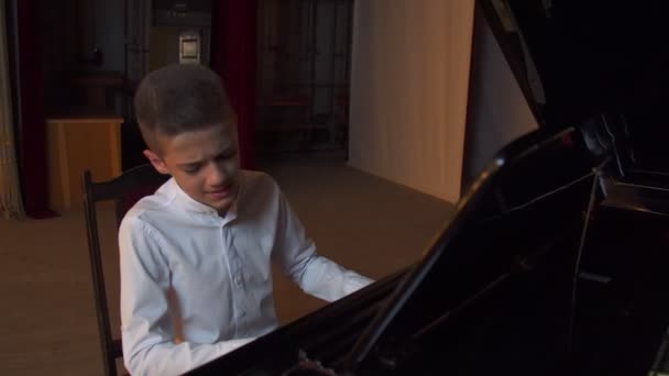 Menino tocando piano — Vídeo de Stock