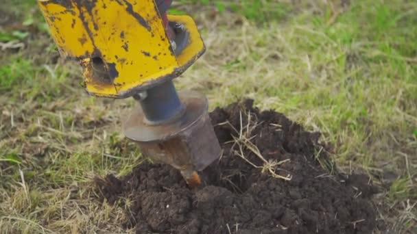 Visser un pieu d'acier dans le sol — Video