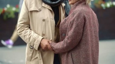Sokakta yürüyen yaşlı bir çift.
