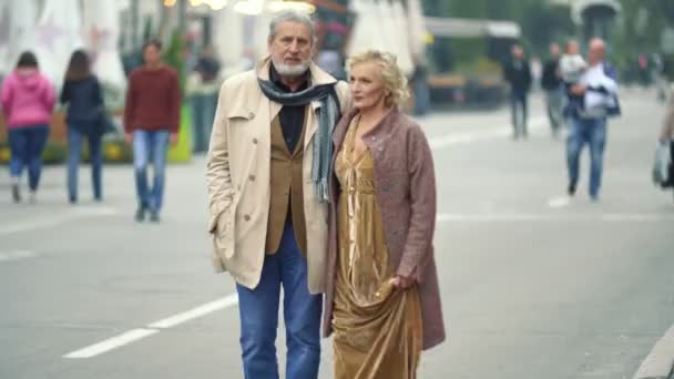 Älteres Ehepaar geht die Straße hinunter — Stockvideo