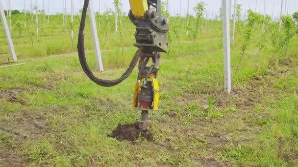 Schrauben Sie einen Stahlpfahl in den Boden — Stockvideo