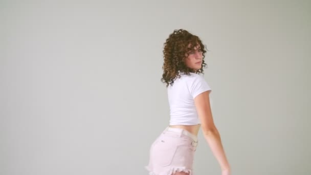 Dziewczyna w krótkich spodenkach taniec — Wideo stockowe