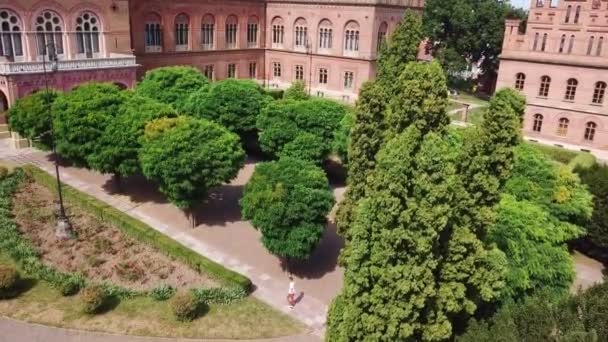 CHERNIVTSI, UKRAINE - 17 september 2020: Het verblijf van de Nationale Universiteit van Tsjernivtsi — Stockvideo