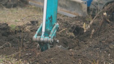 Kazı kovasını kapatın.