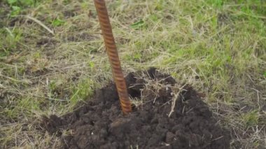 Çelik bir yığını yere vidalamak.