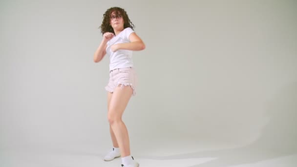 Chica en pantalones cortos bailando — Vídeo de stock