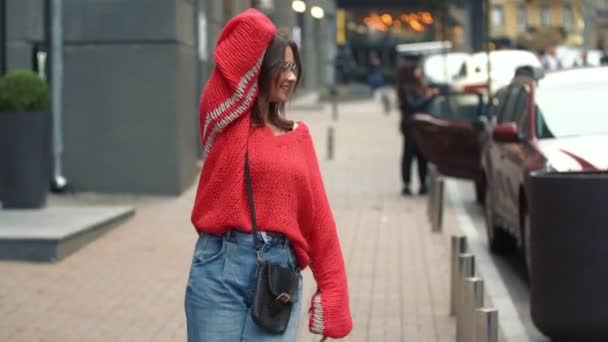 Portré egy piros pulcsis lányról. — Stock videók