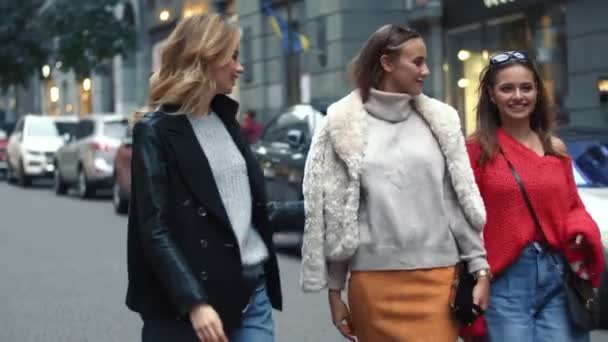 Chicas caminan por la calle de la ciudad — Vídeos de Stock