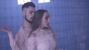 Kalenin arkasında dans eden çift