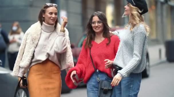 Chicas caminan por la calle de la ciudad — Vídeos de Stock