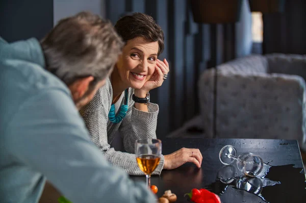 Pareja de ancianos en la cocina hablando de algo — Foto de Stock