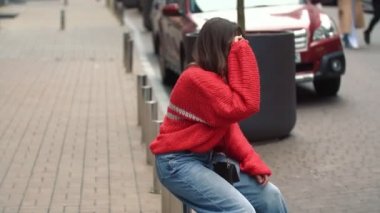 Kırmızı kazaklı bir kızın portresi.