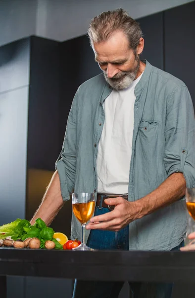 Man cooking in the kitchen — Stock Photo, Image