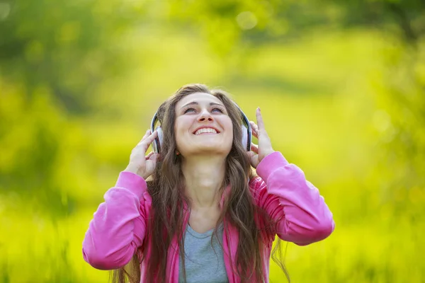 Chica escuchando música en los auriculares — Foto de Stock