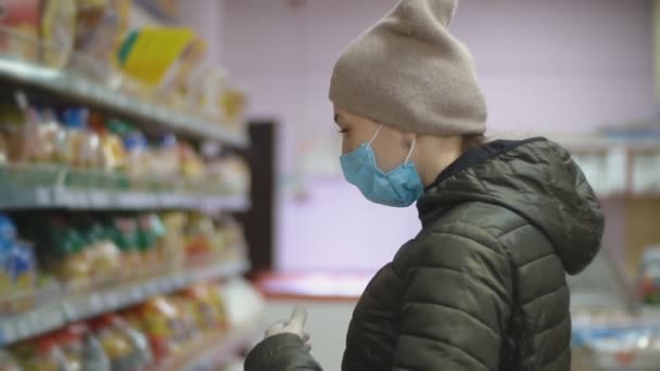 Woman wearing medical mask in supermarket — Stock Video