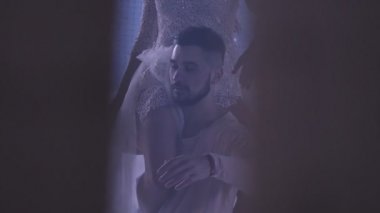 Kalenin arkasında dans eden çift
