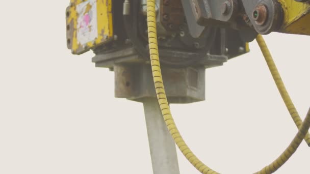Un ciocan pneumatic conduce un stâlp în pământ — Videoclip de stoc