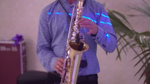 Un hombre tocando el saxofón — Vídeo de stock