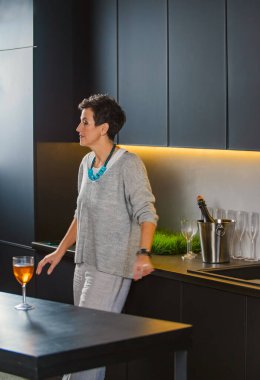 Bir bardak şarabı olan kadın.