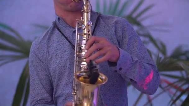 Un hombre tocando el saxofón — Vídeos de Stock
