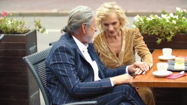 Elderly couple sitting at the table — Stock Video