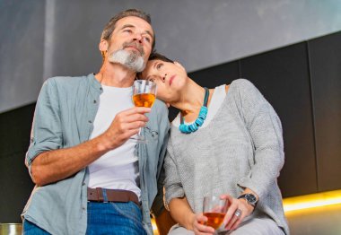 Şarap kadehli yaşlı bir çift.