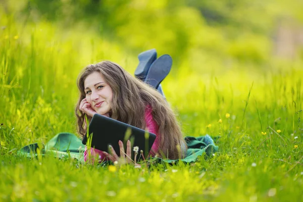 Retrato de uma menina com um tablet — Fotografia de Stock