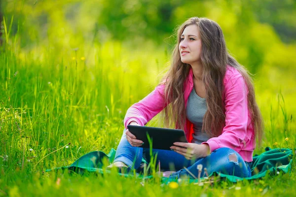 Portrait d'une fille avec une tablette — Photo