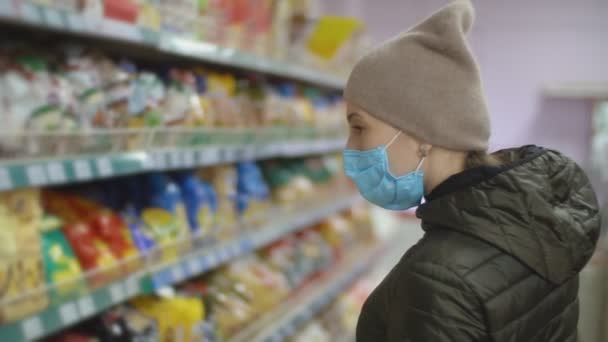 Žena nosí lékařskou masku v supermarketu — Stock video