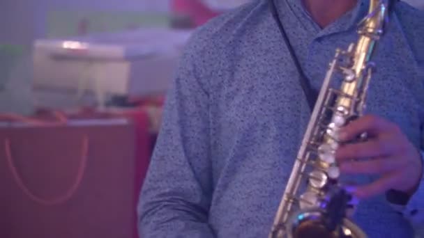 Ein Mann spielt Saxofon — Stockvideo
