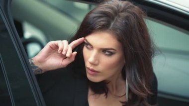 Arabadaki genç kadın.