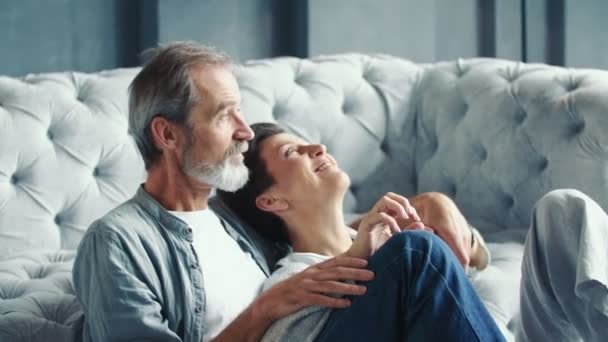 Älteres Paar sitzt neben dem Sofa — Stockvideo