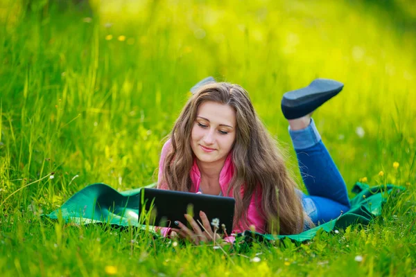 Retrato de una chica con una tableta —  Fotos de Stock