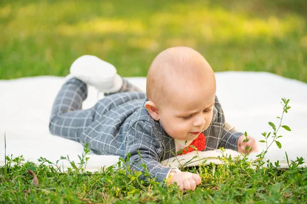 Garçon se couche sur une couverture — Photo