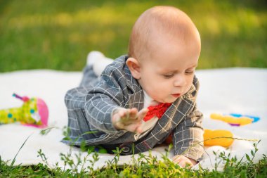 Çocuk battaniyeye uzanıyor.