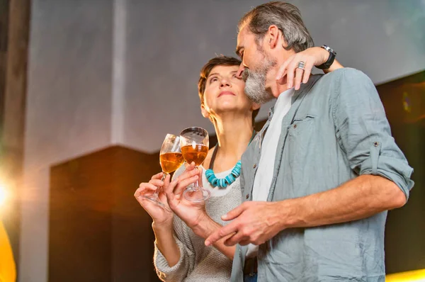 Åldrat par med glas vin — Stockfoto