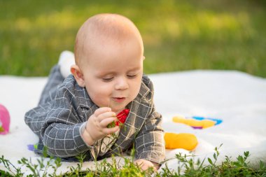 Çocuk battaniyeye uzanıyor.