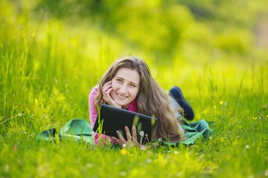 Tabletli bir kızın portresi.