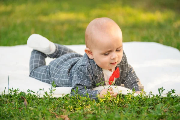 Garçon se couche sur une couverture — Photo