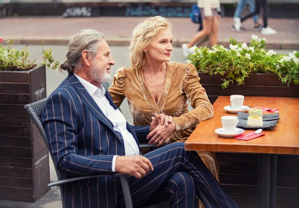 Pareja de ancianos sentados a la mesa — Foto de Stock