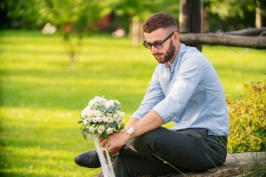 Düğün buketi olan adam.